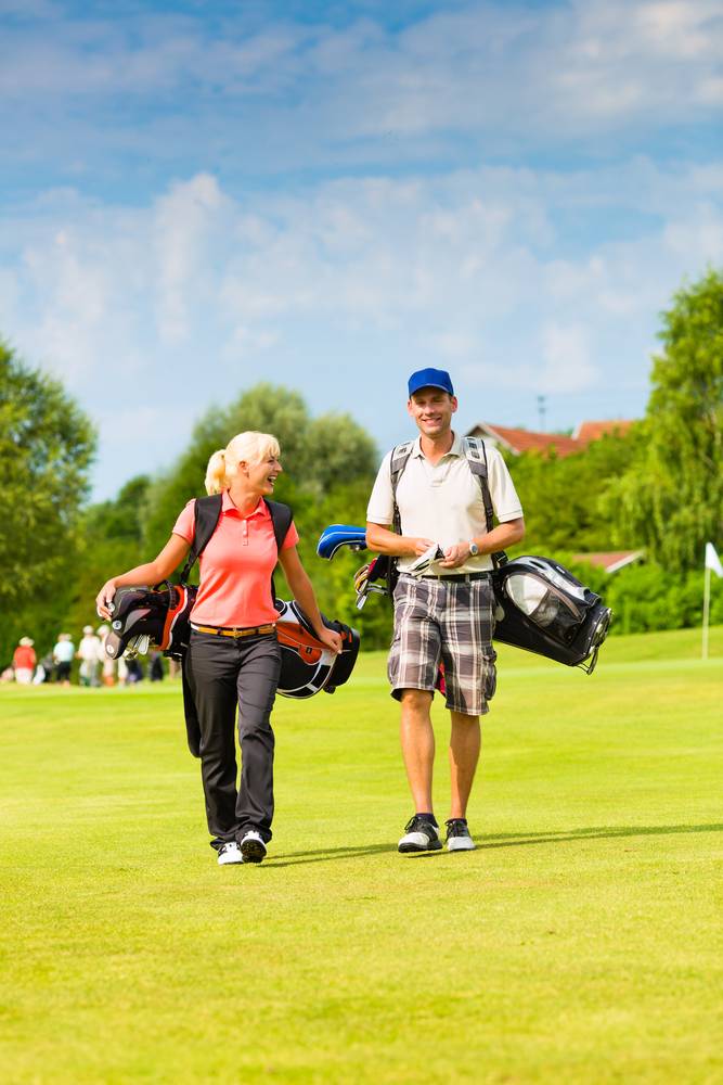 people-playing-golf-together